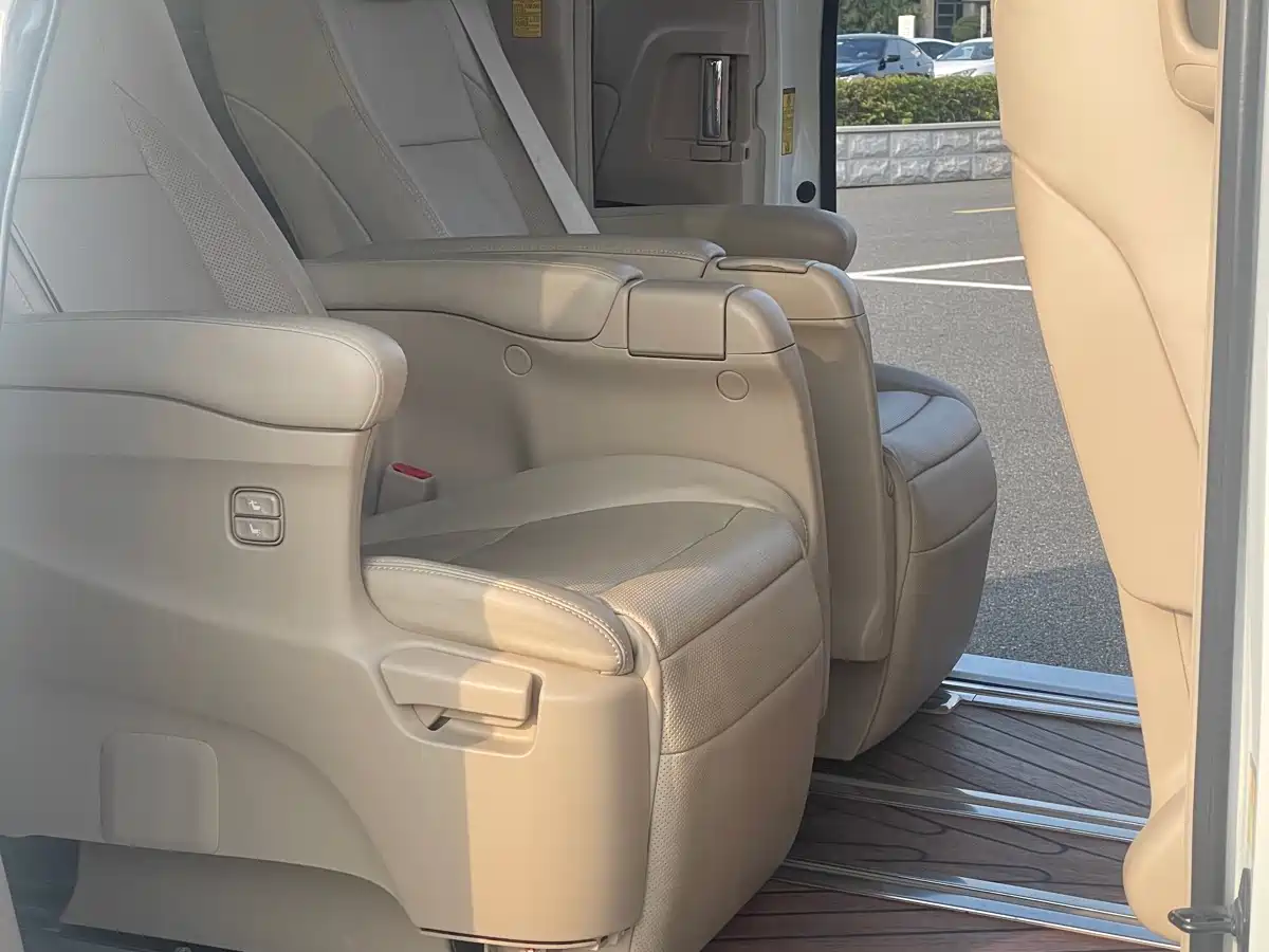 Toyota Alphard 2012 3.5L Luxury Edition фото 11