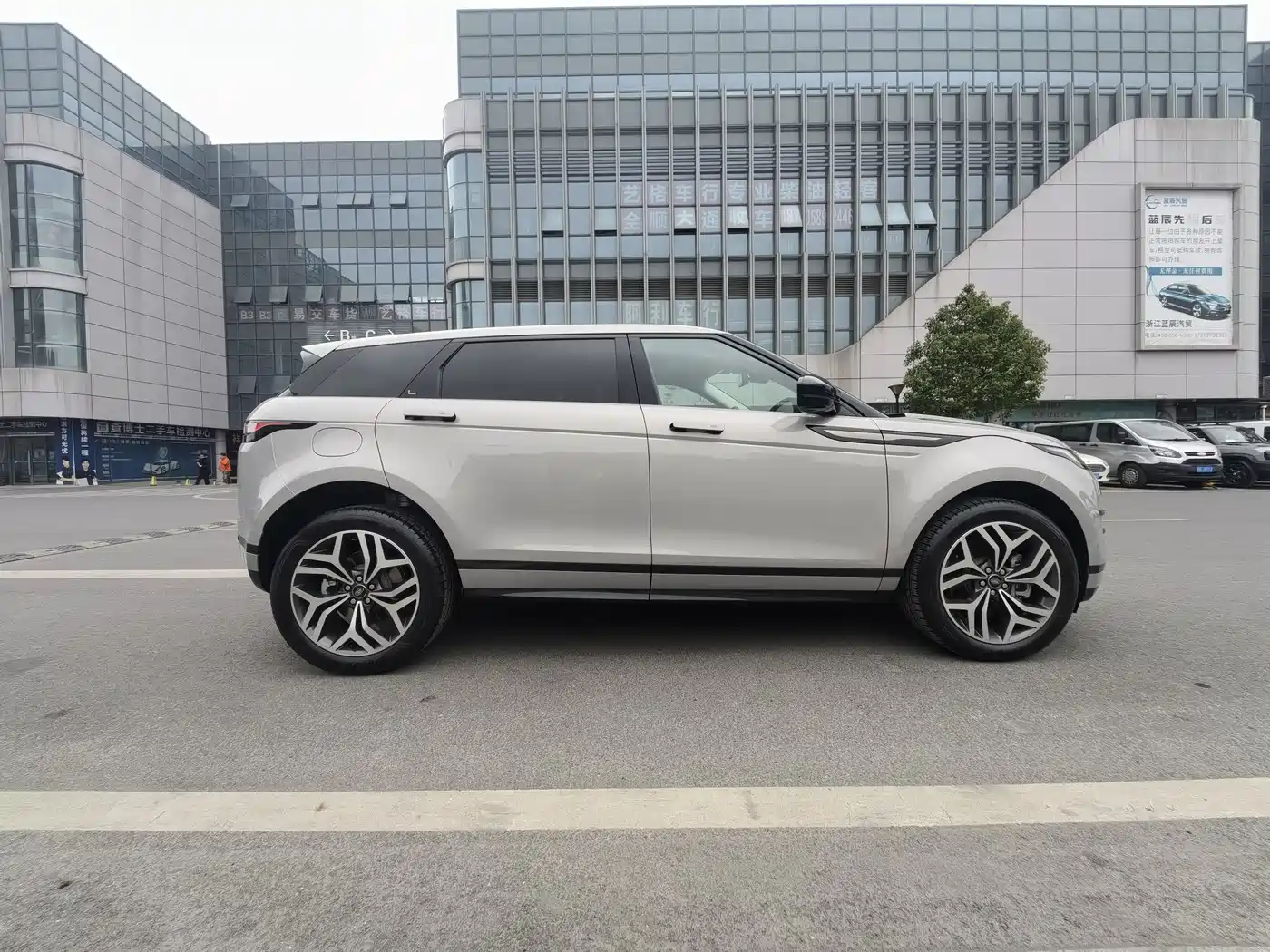 Land Rover Range Rover Evoque 2024 Range Rover Evoque L 249PS Light Master Edition фото 6