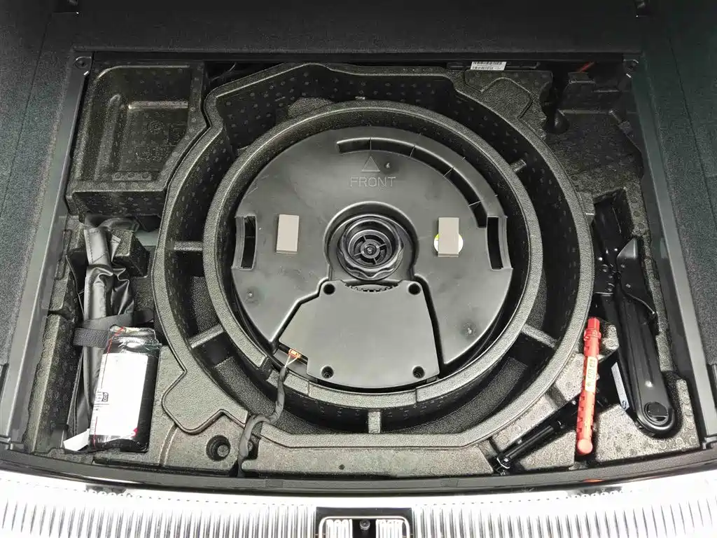 Audi Q5L 2025 45th Anniversary Edition 40 TFSI Luxury Sport фото 7
