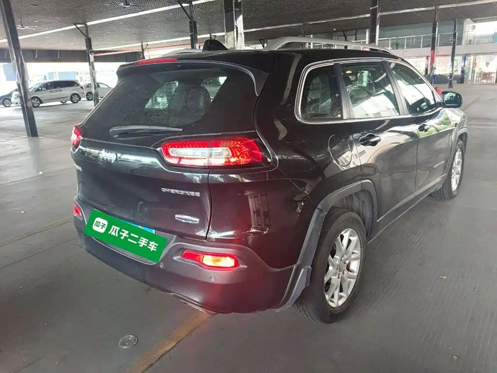 Фото 7 - Jeep Cherokee