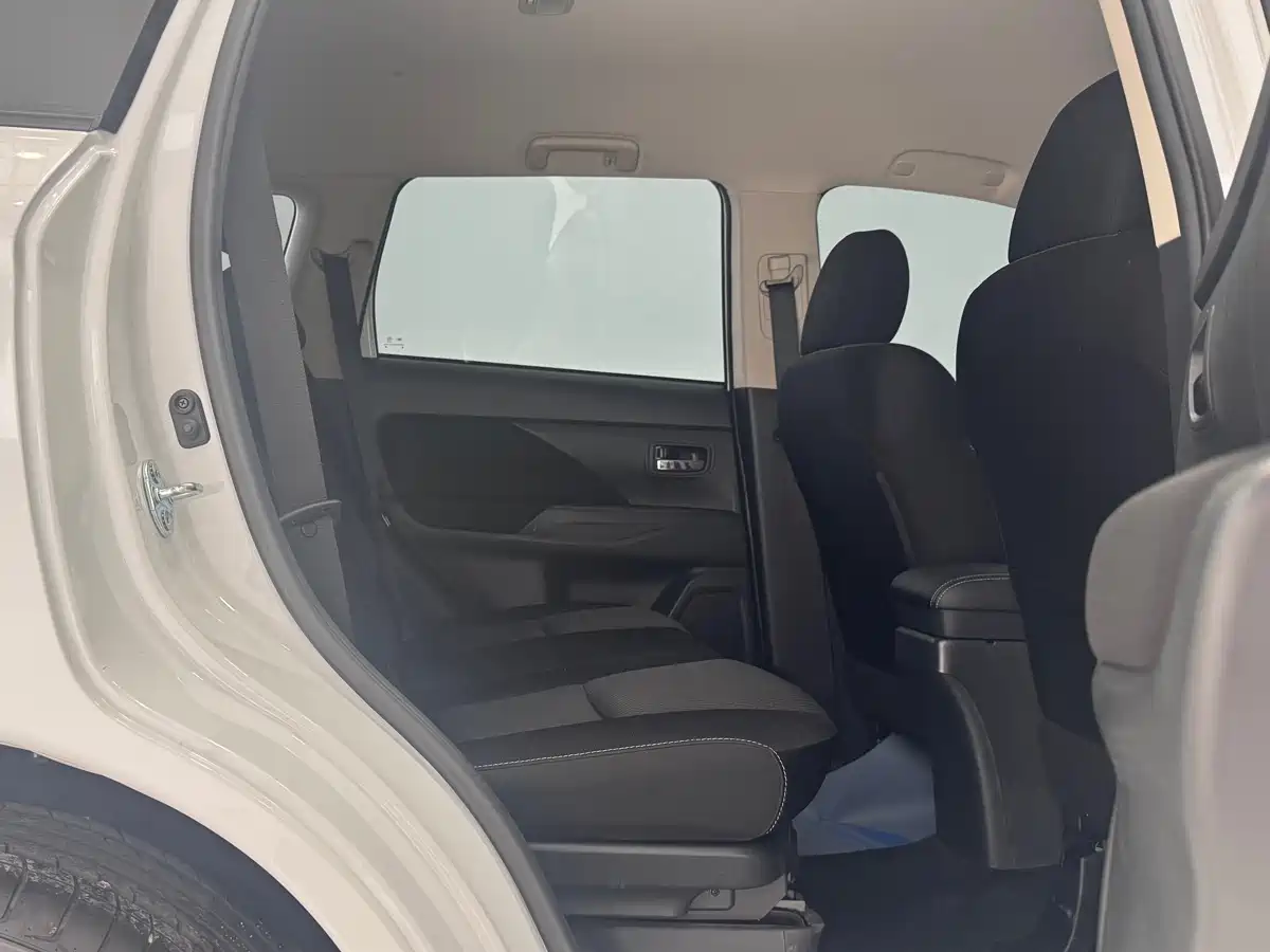 Mitsubishi Outlander 2021 2.0L 2WD Smooth Ride Version 5-Seater фото 12