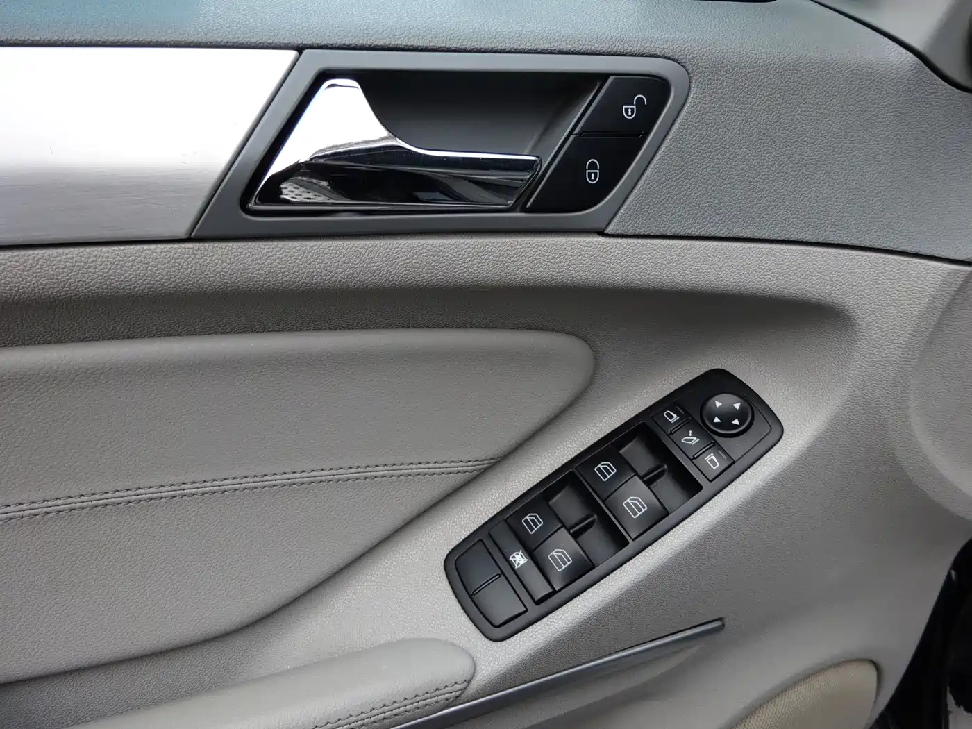 Mercedes-Benz M-Class 2010 ML 300 4MATIC фото 28