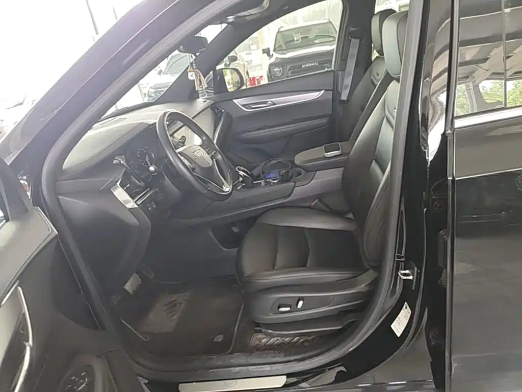 CADILLAC XT6