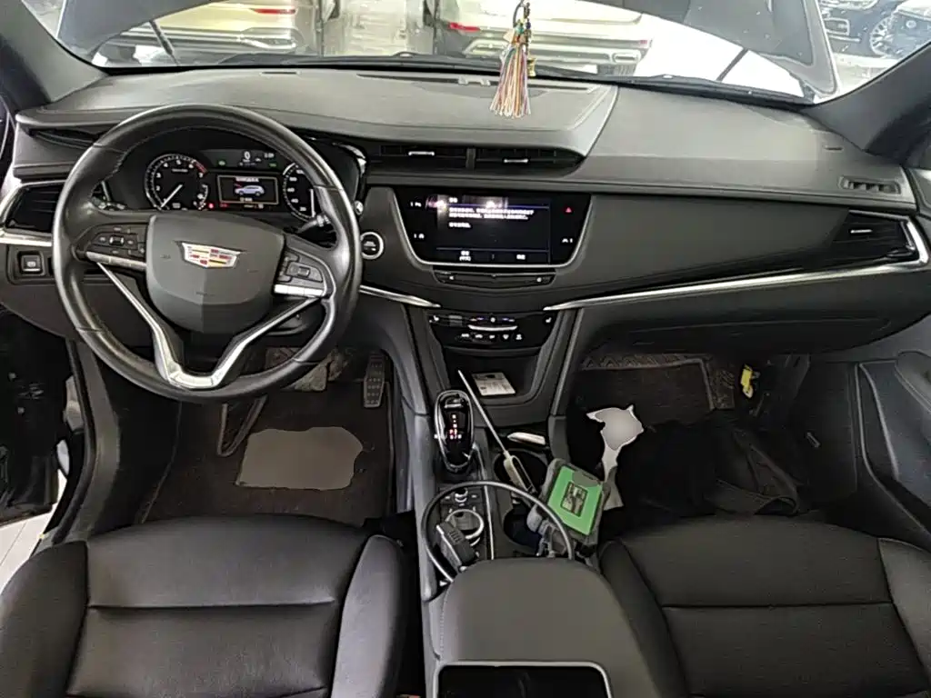 CADILLAC XT6