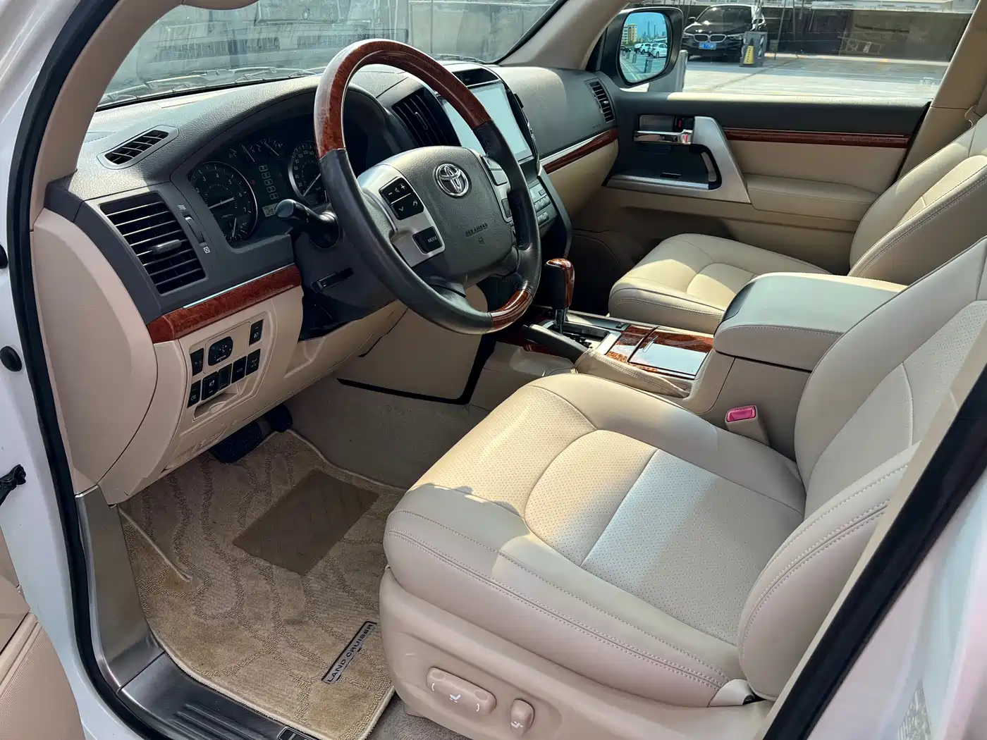 Toyota Land Cruiser (Import) 2015 4.6L V8 Middle East Limited Edition фото 10