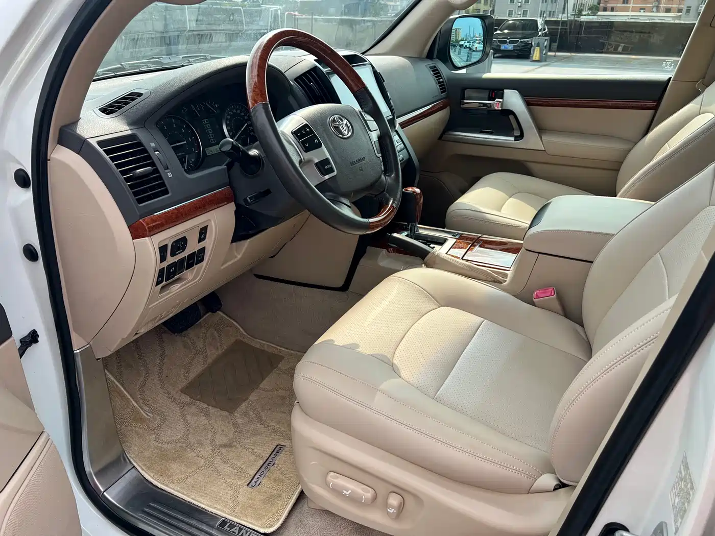 Toyota Land Cruiser (Import) 2015 4.6L V8 Middle East Limited Edition фото 19