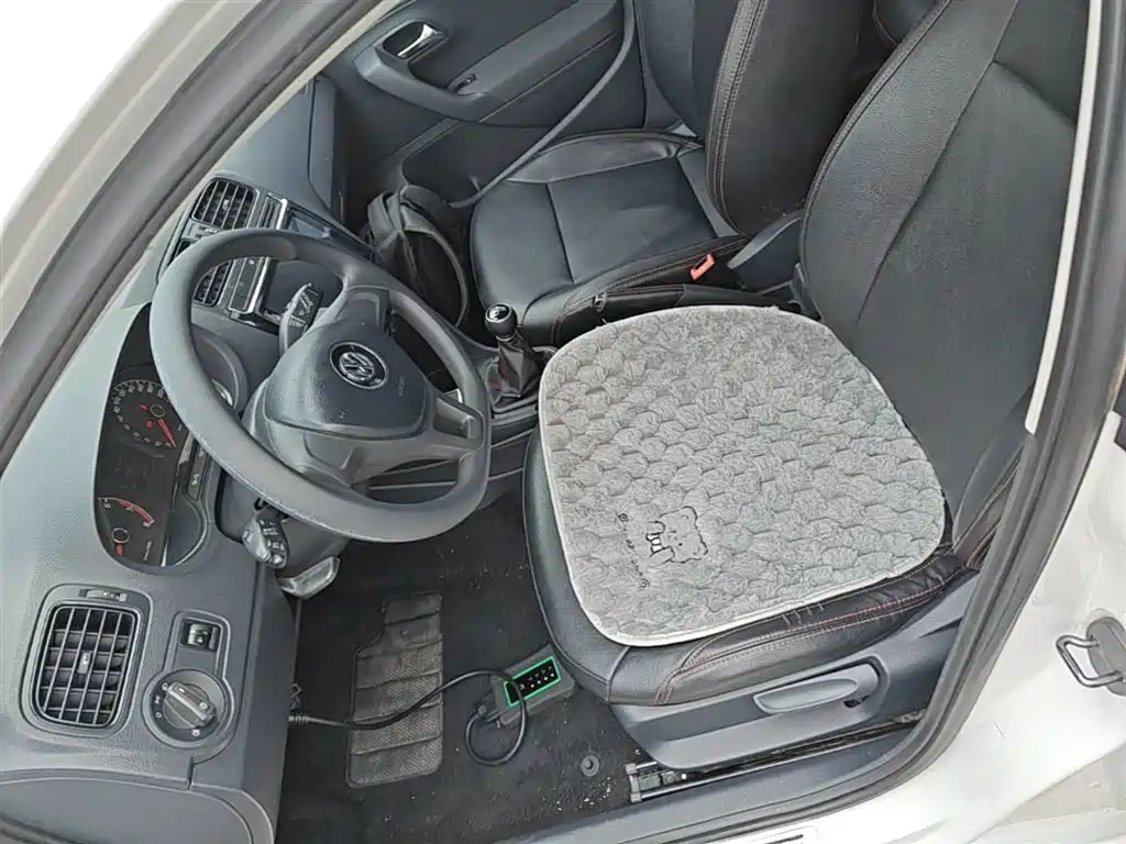 Volkswagen Polo 2014 1.4L Manual Trend Edition фото 15