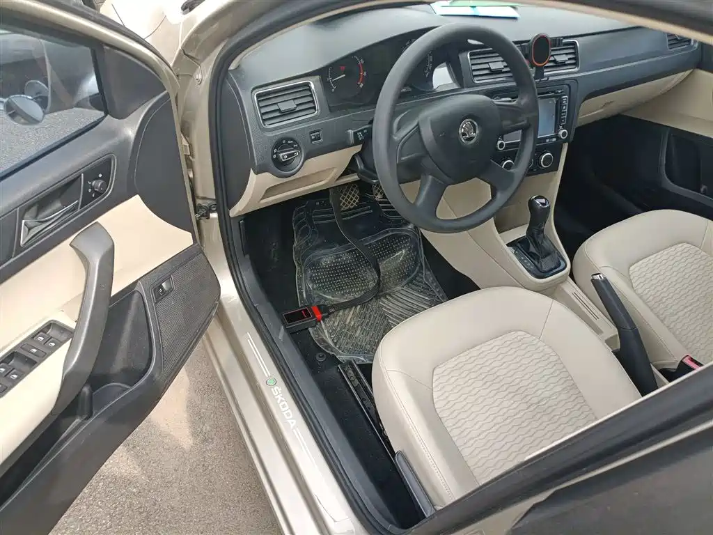 Škoda Rapid 2013 1.6L Automatic Smart Selection фото 12