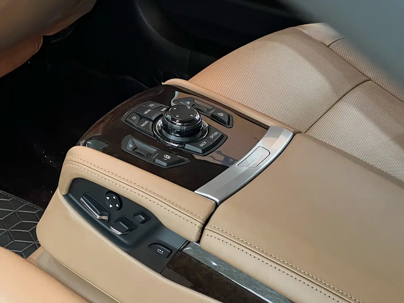 BMW 7 Series 2010 760Li фото 24