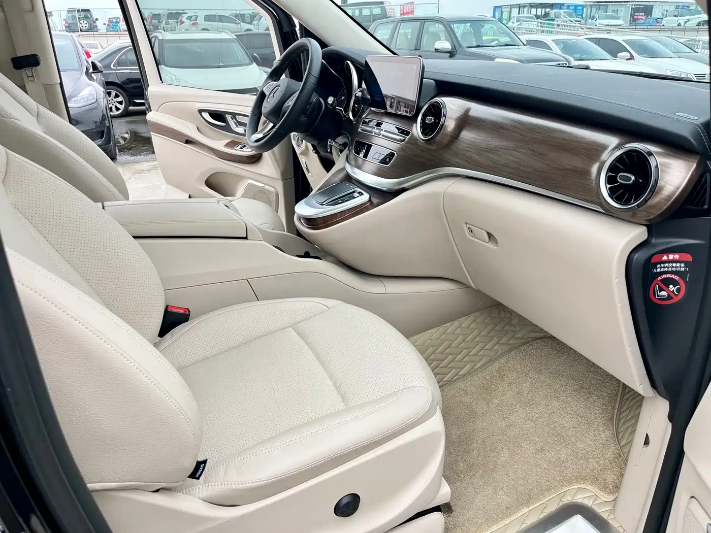 Mercedes-Benz V-Class 2021 V 260 L Long Wheelbase Premium Edition фото 17