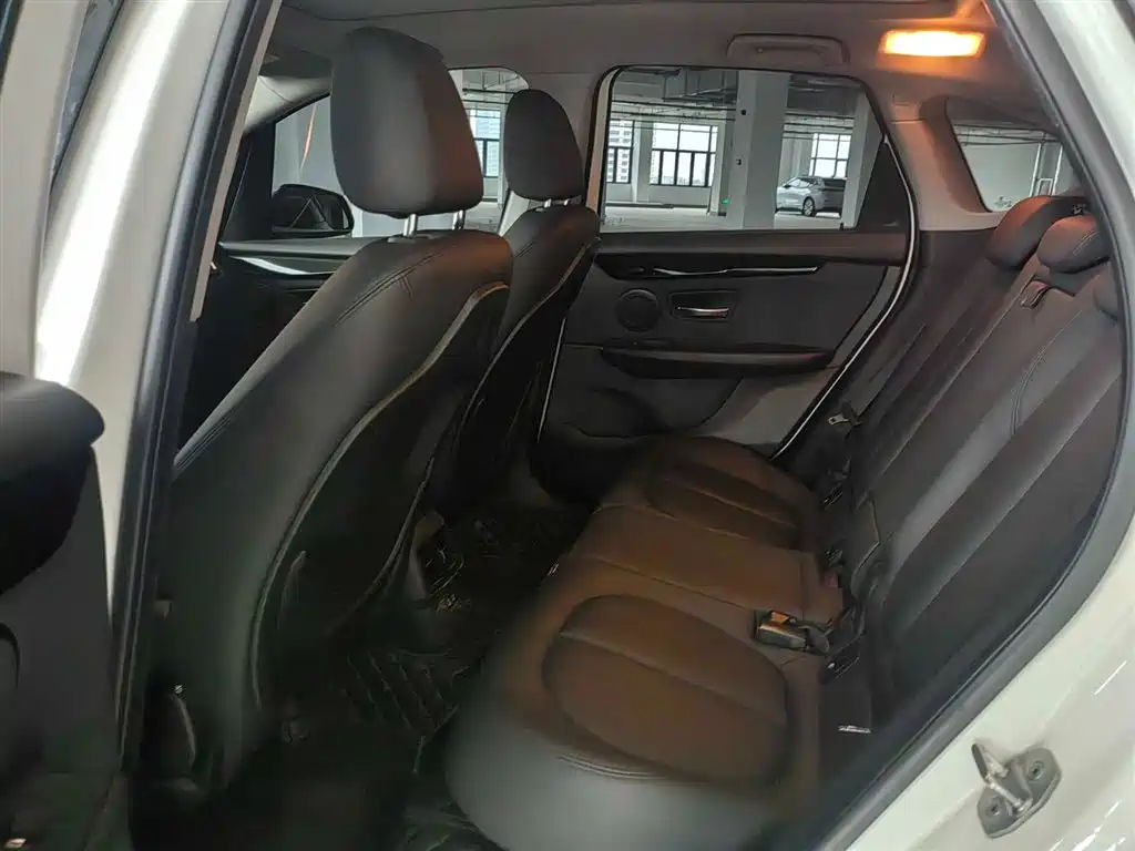 BMW 2 Series Touring 2018 218i Luxury Line фото 9