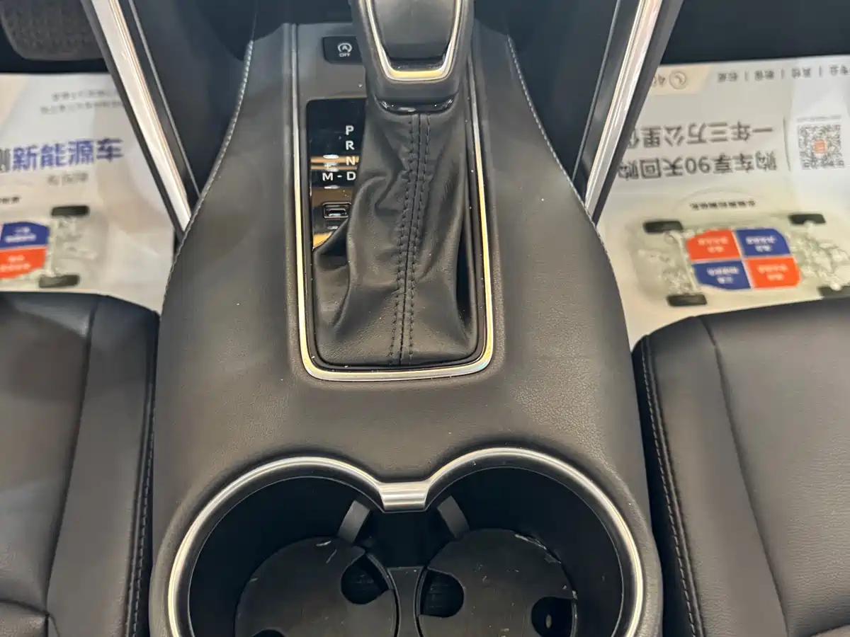 Toyota Venza 2023 2.0L CVT FWD Luxury фото 21