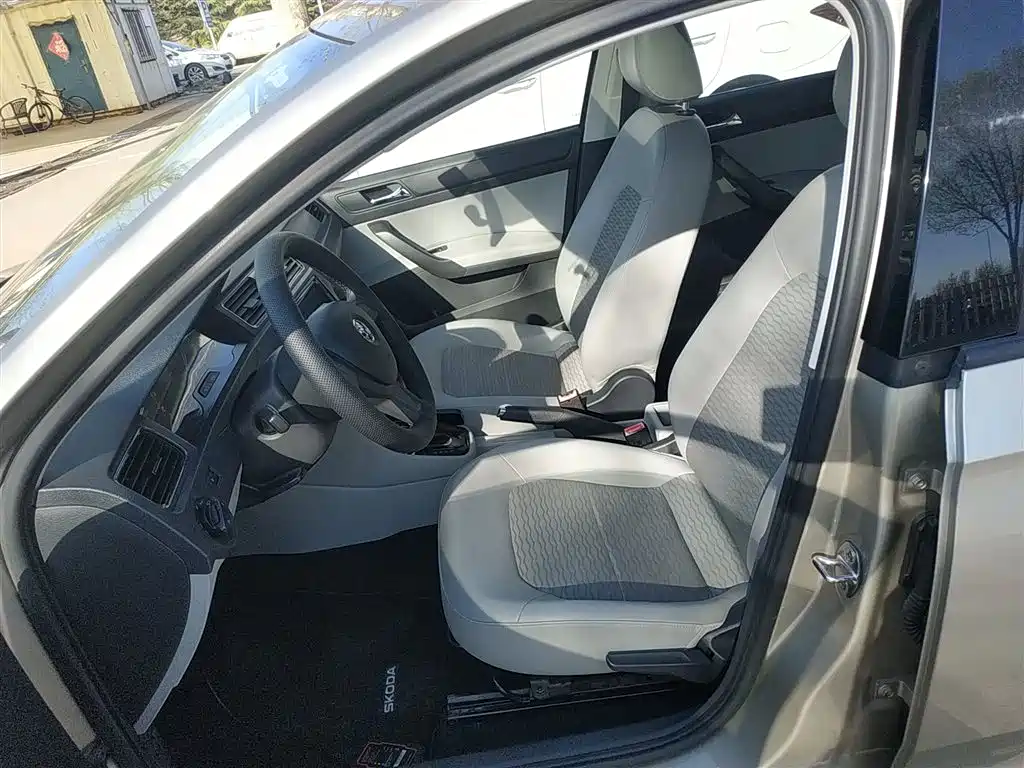 Škoda Rapid 2015 1.6L Automatic Smart Selection фото 15