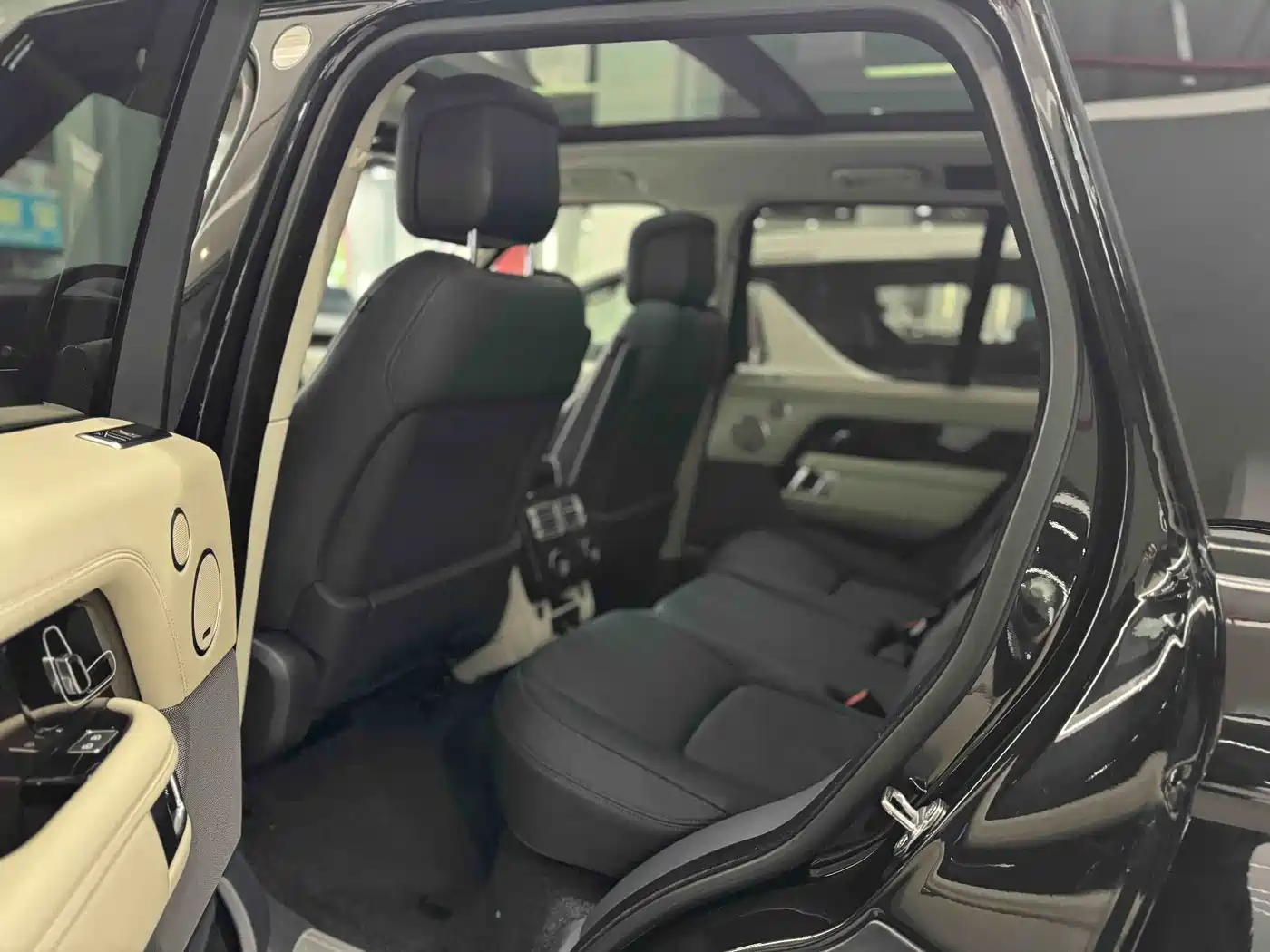 Land Rover Range Rover 2021 3.0 L6 Heritage Edition фото 11