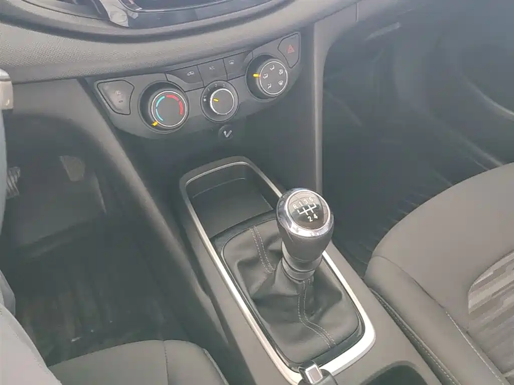 Chevrolet Cavalier 2019 320 Manual Enjoyment Edition фото 14
