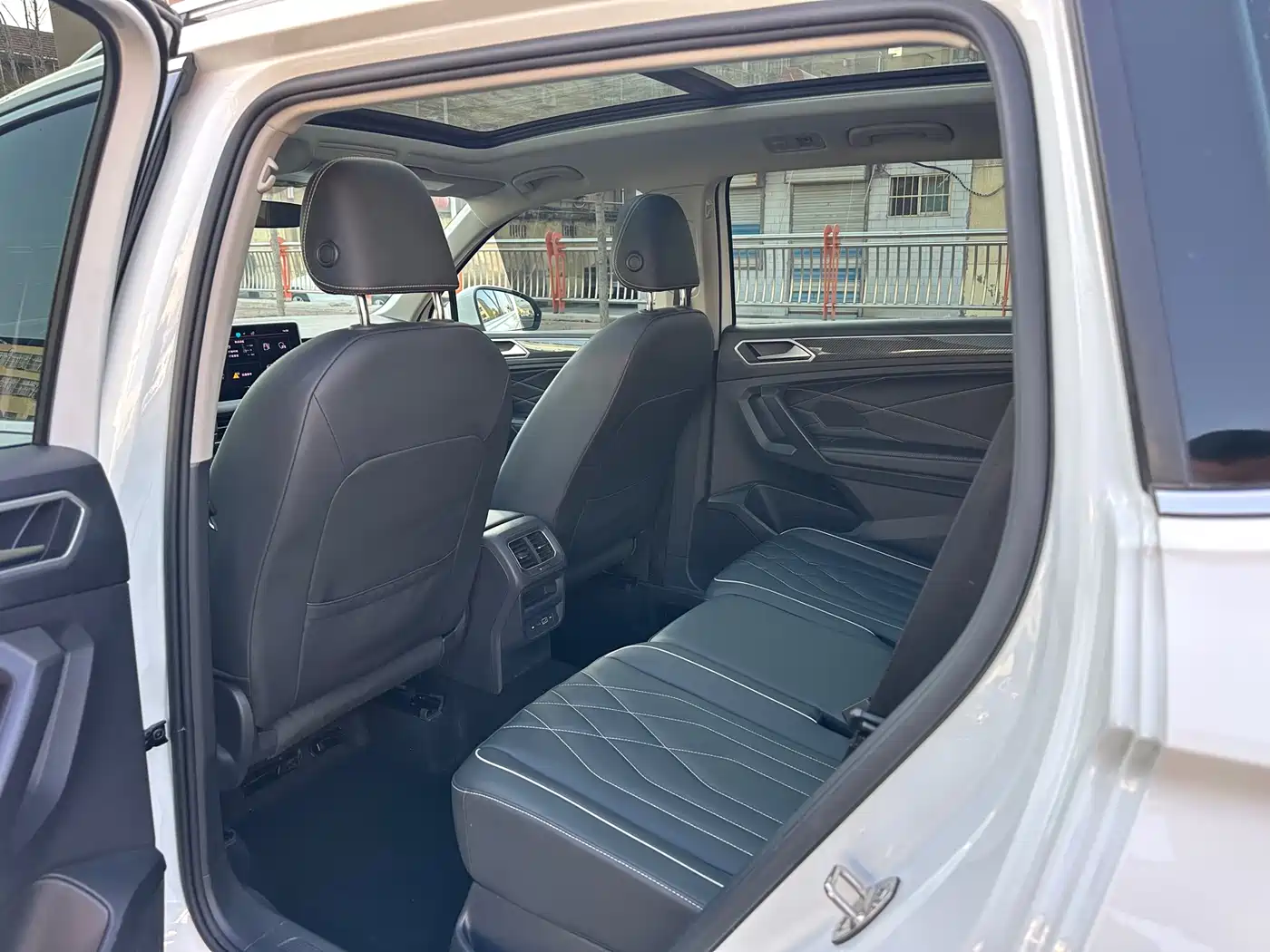 Volkswagen Tiguan L 2024 Outstanding 330TSI Auto 2WD R-Line Dragon Glory Edition фото 7