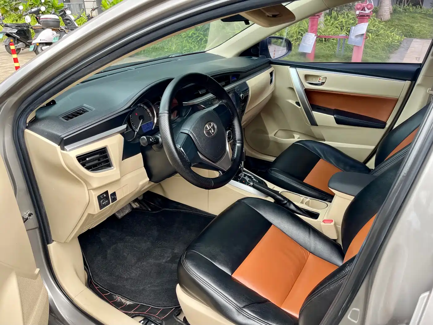 Toyota Corolla 2014 1.6L CVT GL-i фото 4