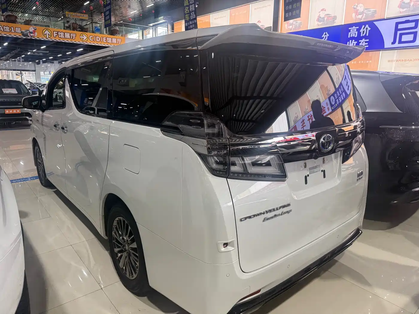 Toyota Vellfire 2021 Crown Hybrid 2.5L HV Premium Edition фото 5
