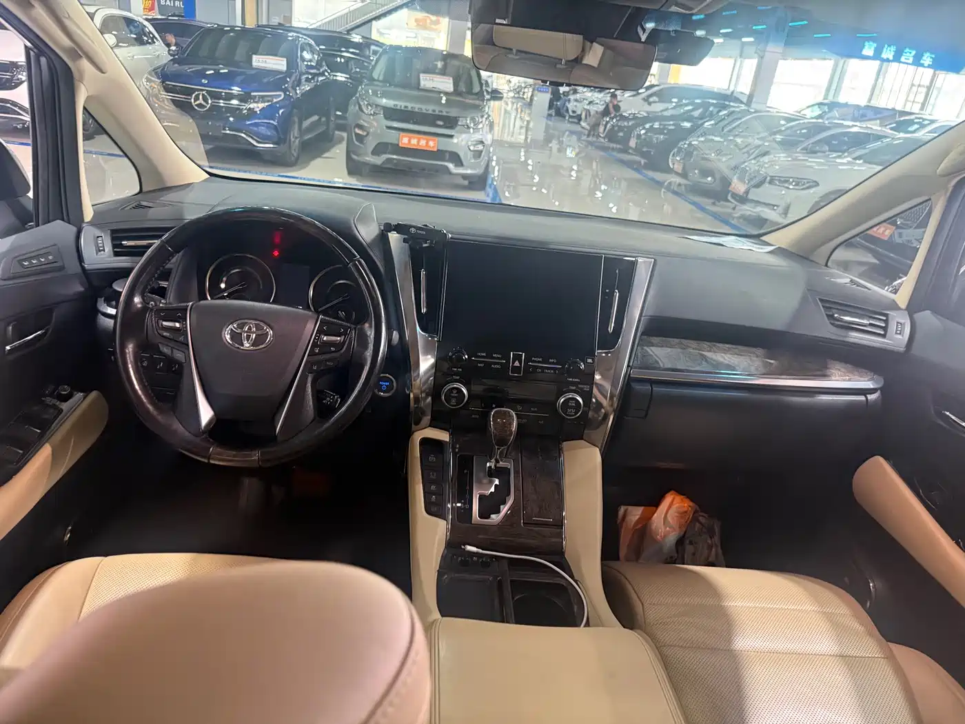 Toyota Vellfire 2021 Crown Hybrid 2.5L HV Premium Edition фото 4