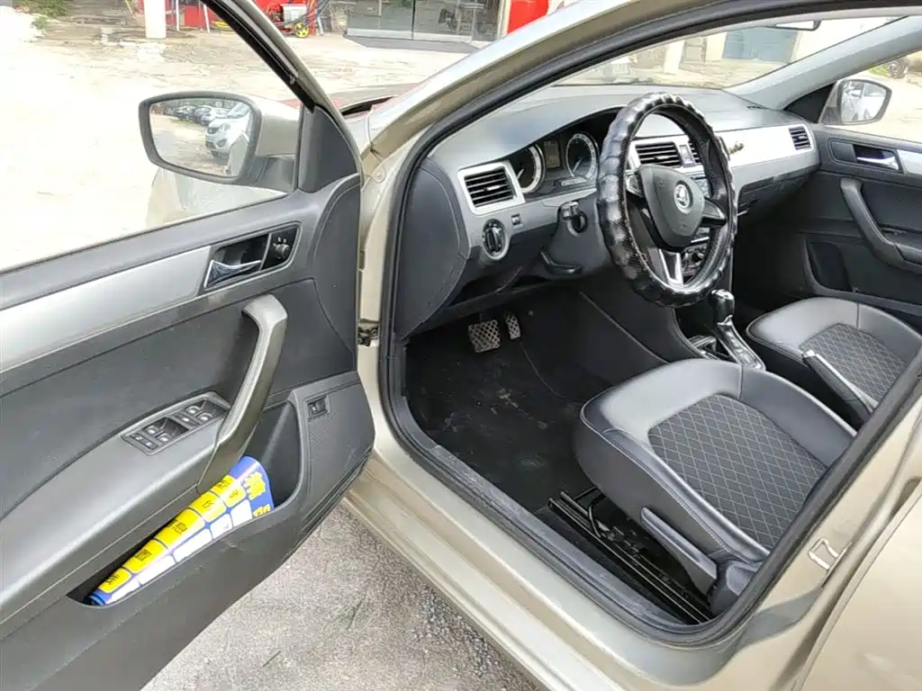 Škoda Rapid 2018 1.6L Automatic Comfort Edition фото 16