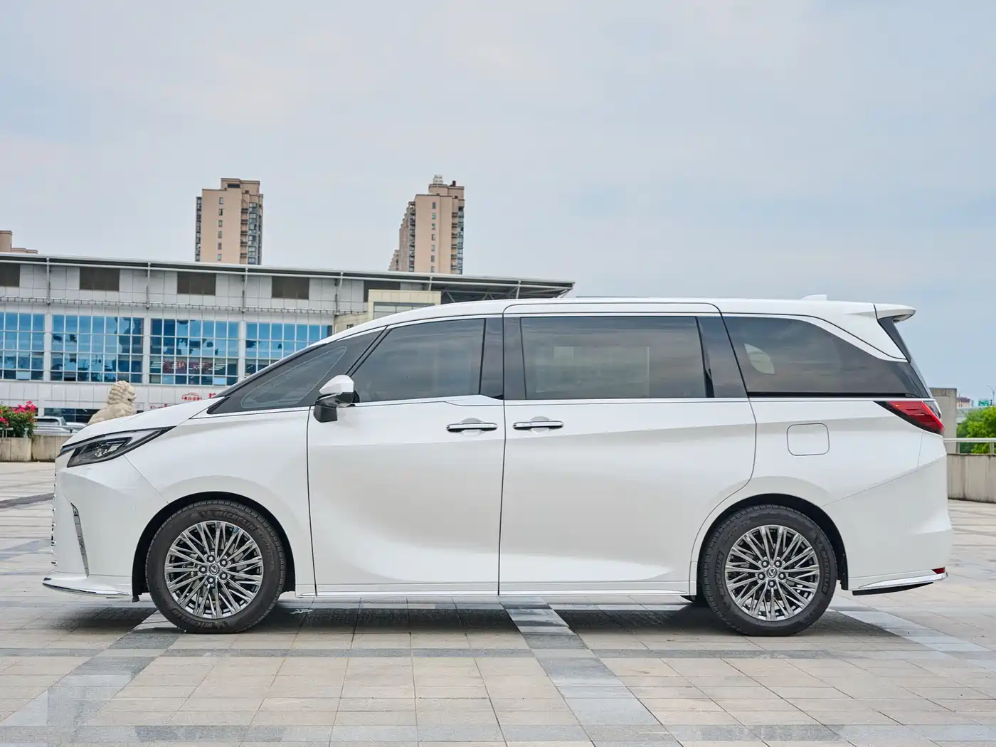 Lexus LM 2023 500h 6-Seater Prestige Edition фото 6