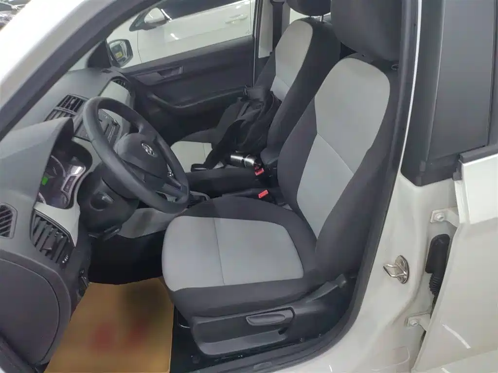 Škoda Fabia 2017 1.4L Auto Car Enjoy Edition фото 15