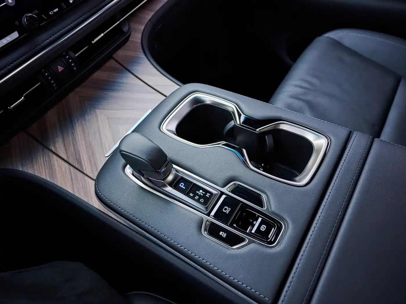 Lexus LM 2023 500h 6-Seater Prestige Edition фото 14