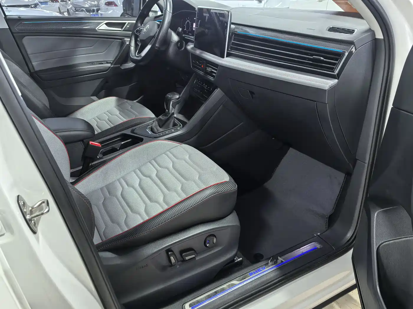 Volkswagen Tiguan L PHEV 2022 430PHEV Plug-in Hybrid Flagship Edition фото 9