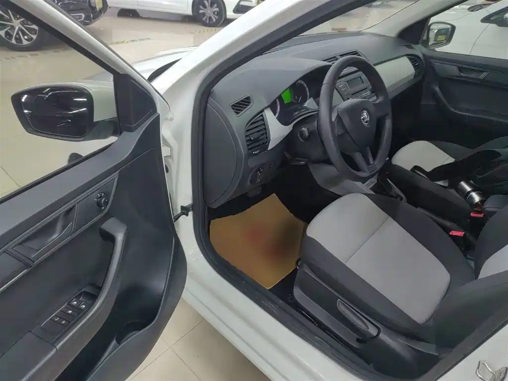 Škoda Fabia 2017 1.4L Auto Car Enjoy Edition фото 16