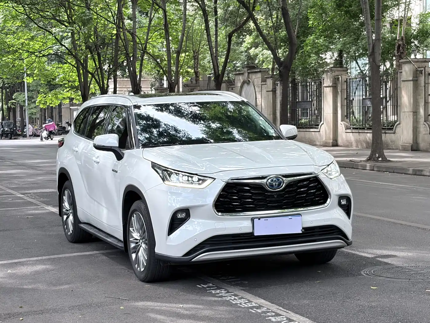 Toyota Highlander 2022 Dual Engine 2.5L 4WD Supreme Edition 7-Seater фото 3