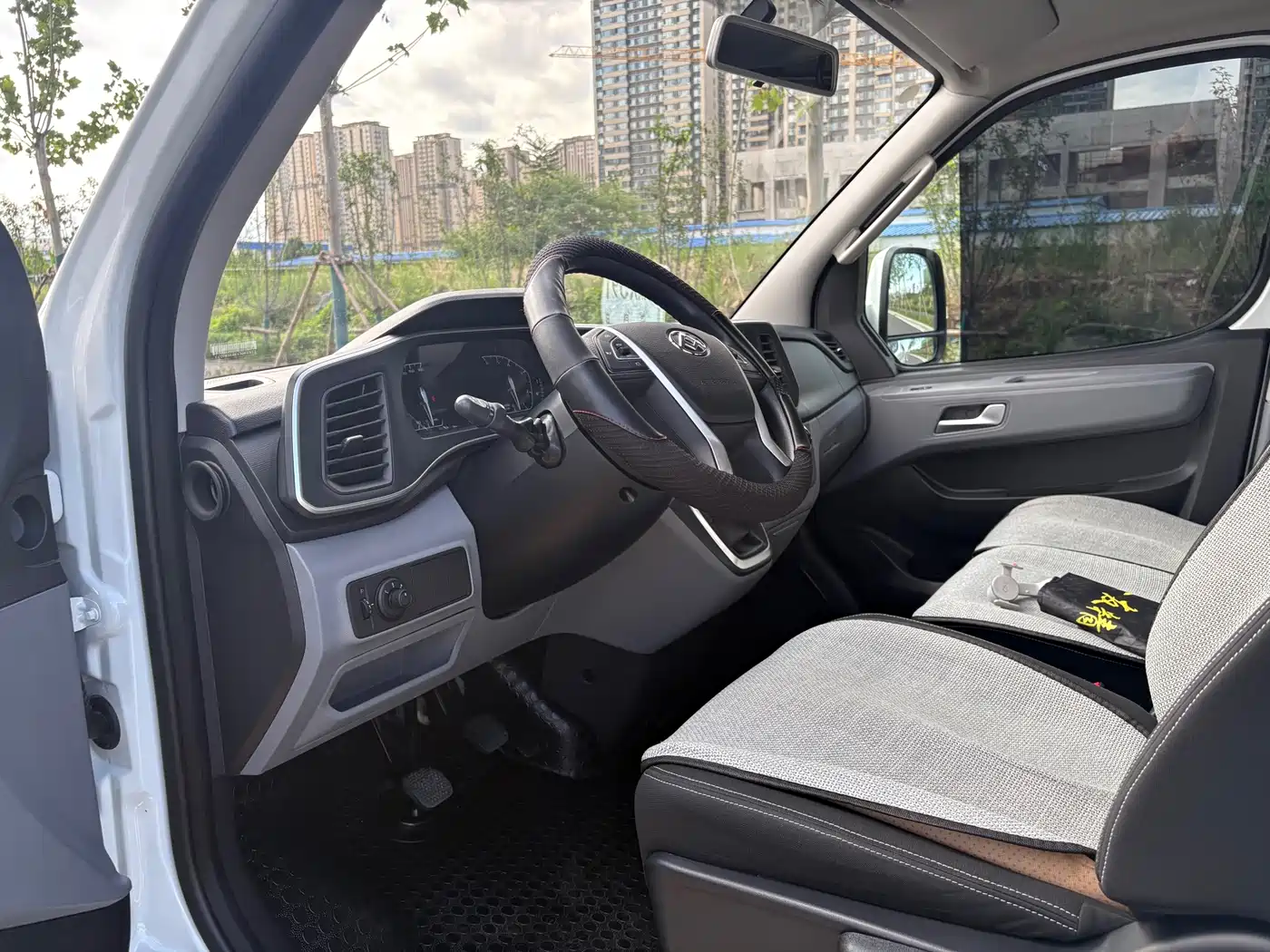 SAIC Maxus Xintu V80 2025 PRO Pride Transport 2.0T Manual Short Wheelbase Ultra-low Roof 5/6 Seats фото 5