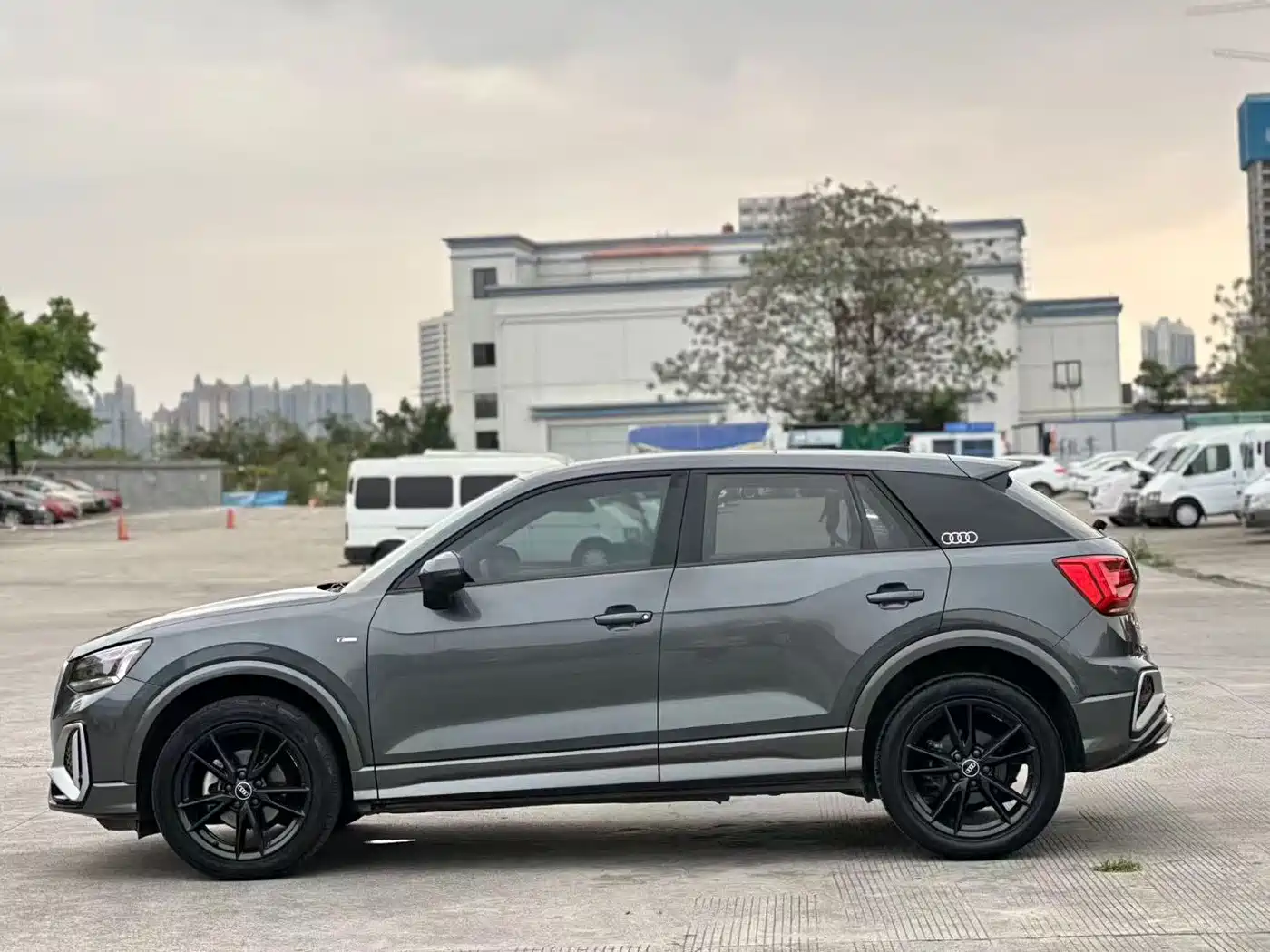 AUDI Q2L