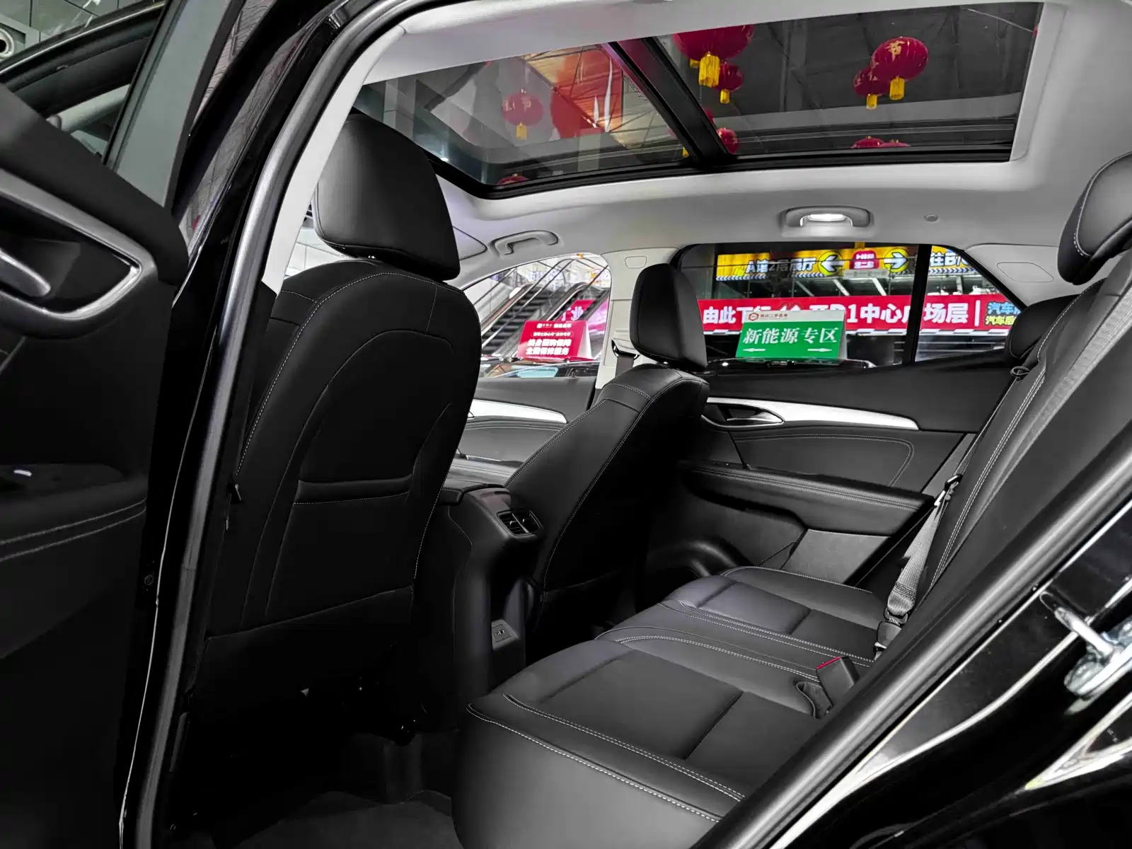 Photo 12 - Buick Envision S