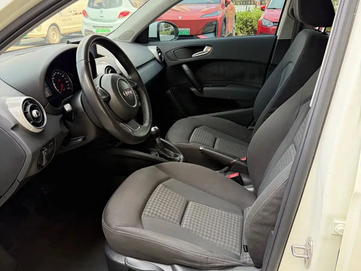 Audi A1 2013 Model 30 TFSI Sportback Urban фото 4
