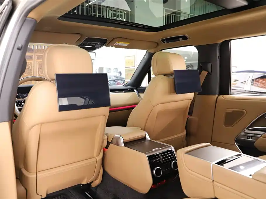 Land Rover Range Rover 2025 3.0 L6 400PS Genesis Extended Wheelbase фото 9