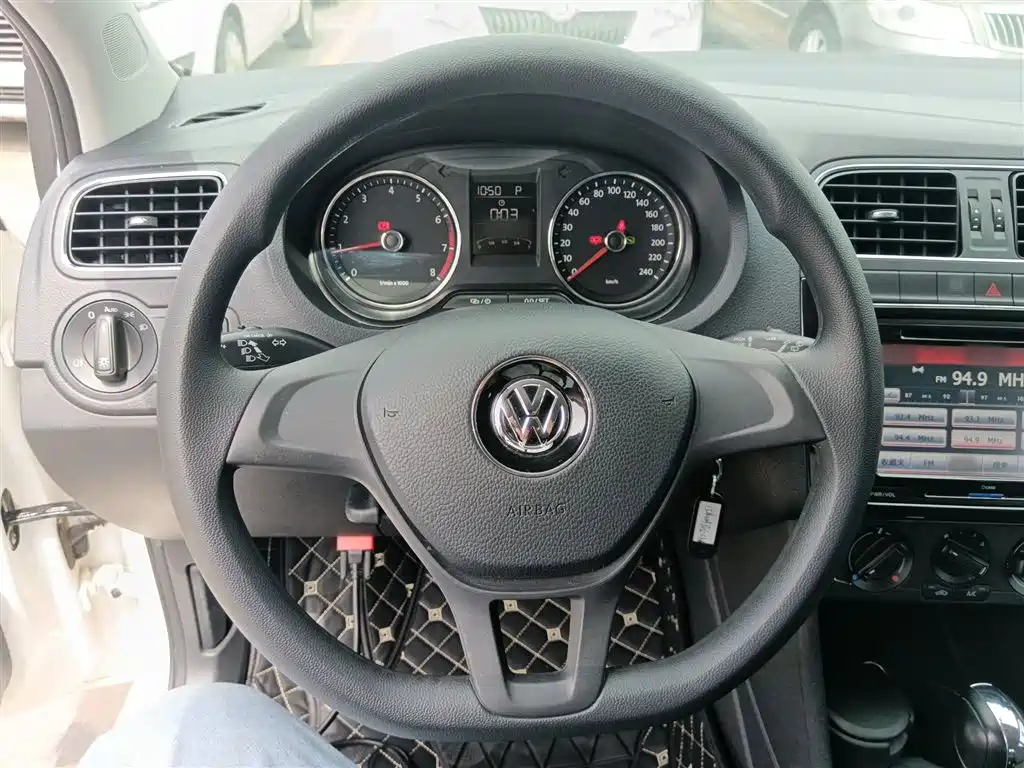 Volkswagen Polo 2014 1.4L Automatic Comfort Edition фото 7