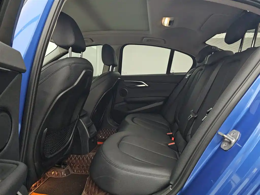 BMW 1 Series 2018 118i Sport Edition фото 12