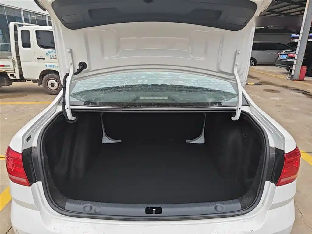 Volkswagen Lavida 2015 1.6L Automatic Trend Edition фото 19