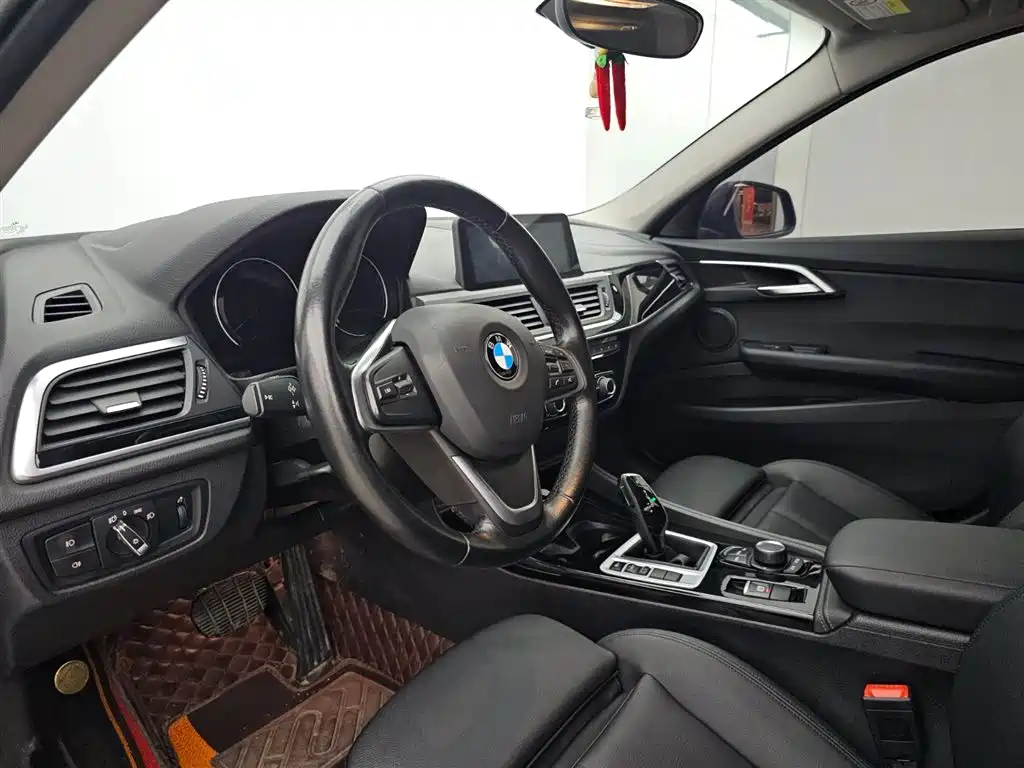 BMW 1 Series 2018 118i Sport Edition фото 6