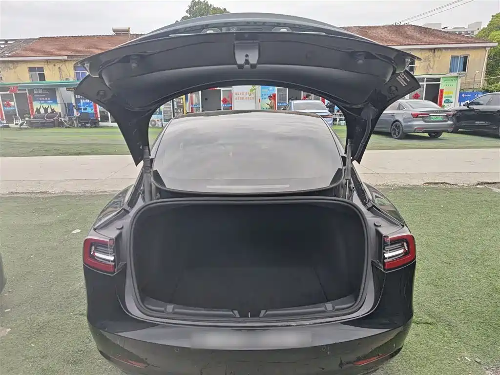 Фото 15 - Tesla Model 3