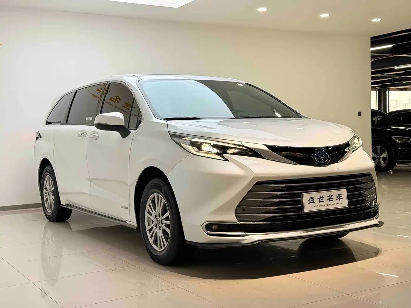 Toyota Sienna 2023 2.5L Hybrid Luxury Edition фото 3