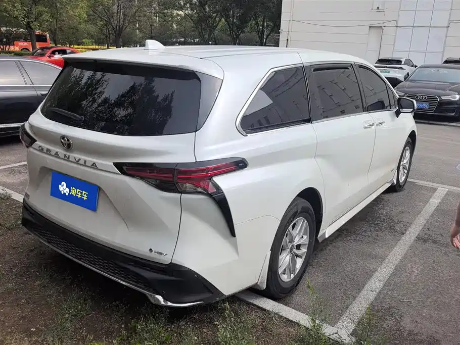 Toyota Granvia 2024 2.5L Hybrid Comfort фото 3