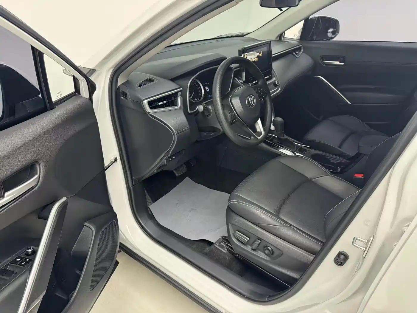 Toyota Frontlander 2022 2.0L CVT Luxury Edition фото 11