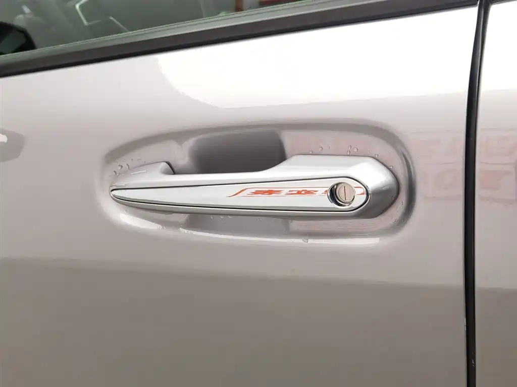 Toyota Granvia 2023 2.5L Hybrid Comfort Edition фото 18
