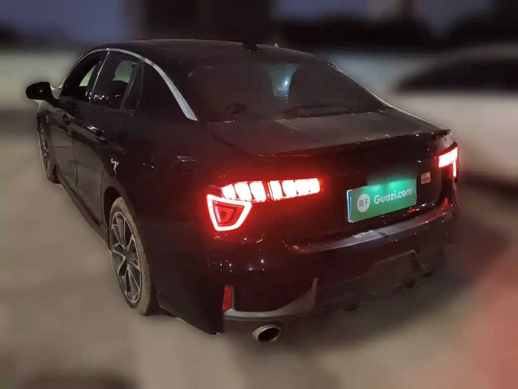 Фото 24 - Lynk & Co 03