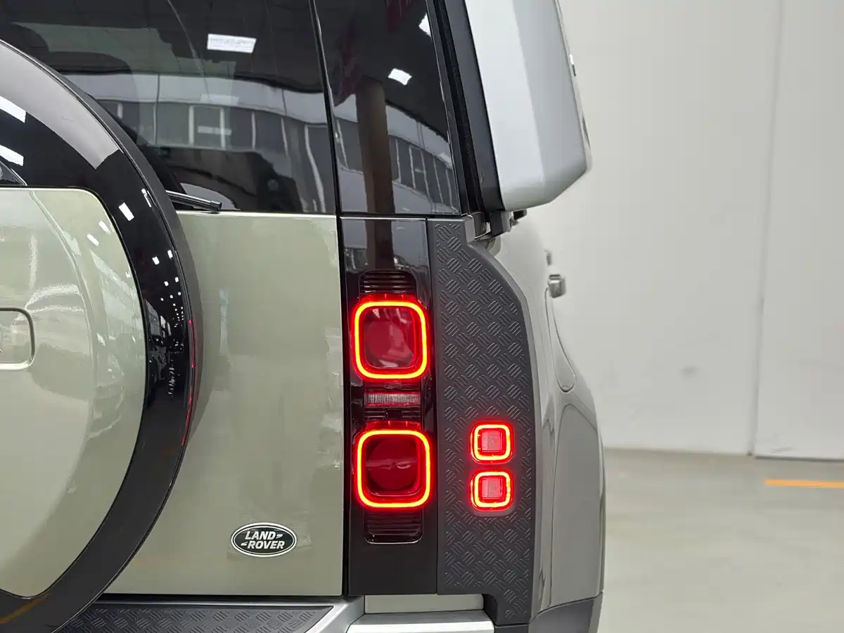 Land Rover Defender 2023 Model 110 3.0T P400 Dark Special Edition фото 16