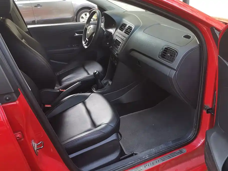 Volkswagen Polo 2014 1.4L Manual Trend Edition фото 8
