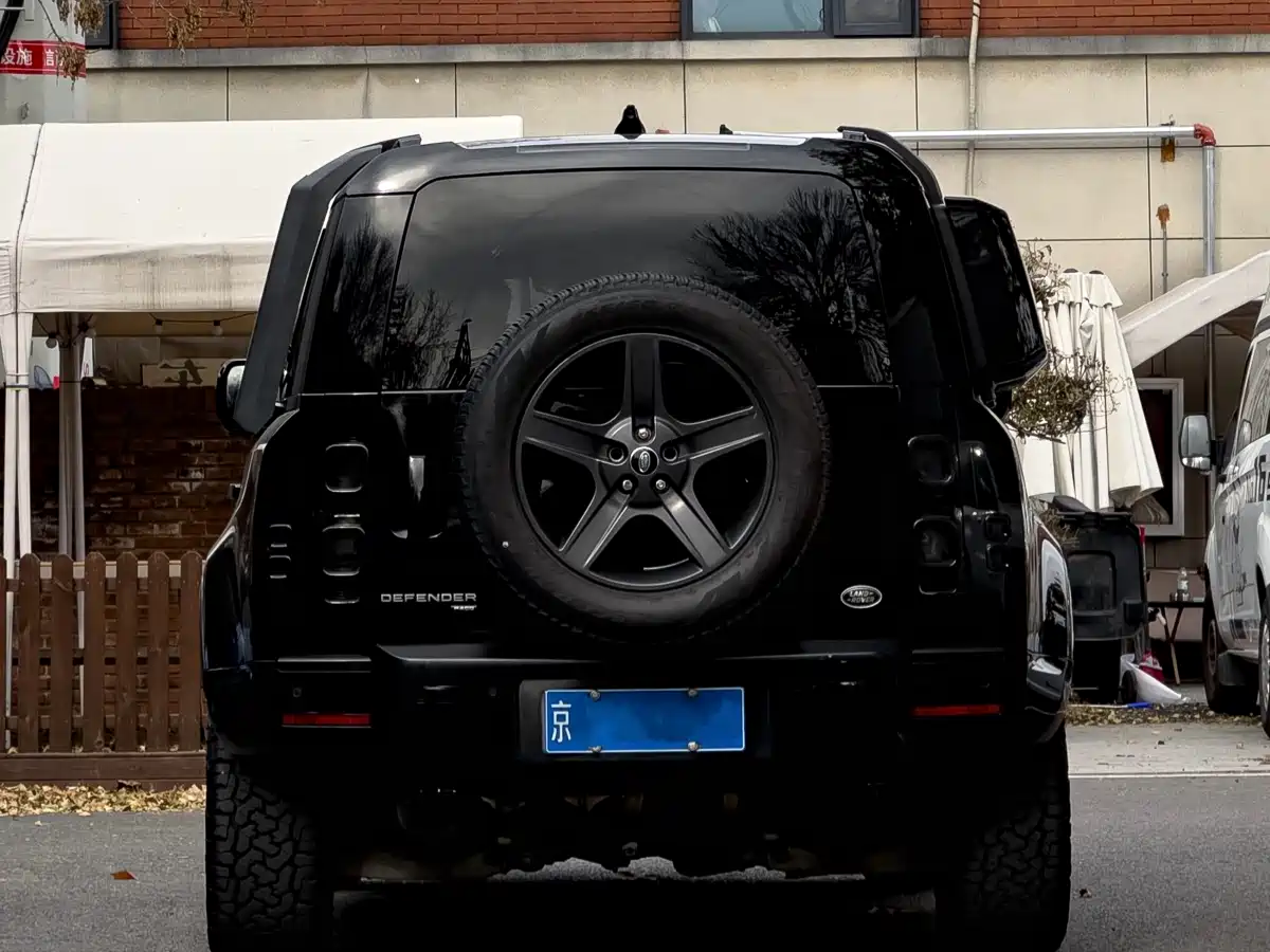 Land Rover Defender 2023 Model 110 3.0T P400 Dark Special Edition фото 8