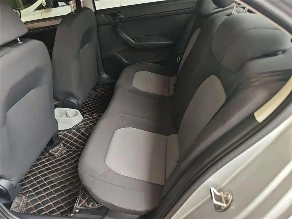 Škoda Rapid 2016 1.6L Automatic Forward Edition фото 17
