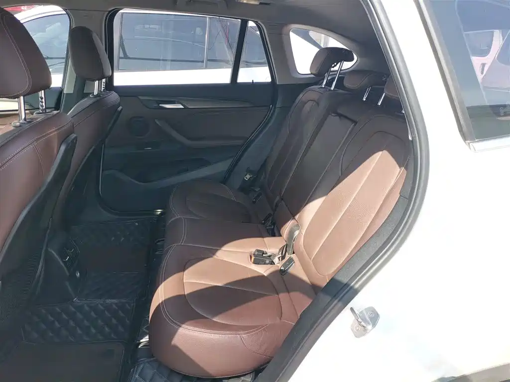 BMW X1 2018 sDrive18Li Premium Model фото 17